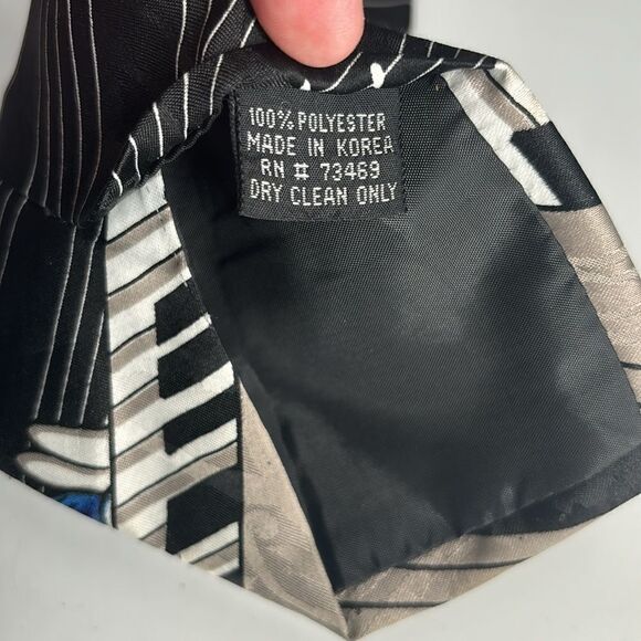 Vintage Looney Tunes Tie Bugs Bunny with Music Notes and Keyboard - Picture 4 of 7